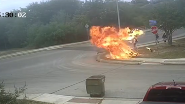 Imagens impressionantes mostram mota a despistar-se e explodir perto de crianças no Texas