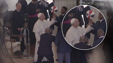 Harlem Globetrotters ensinam Papa a girar bola de basquetebol na ponta do dedo  