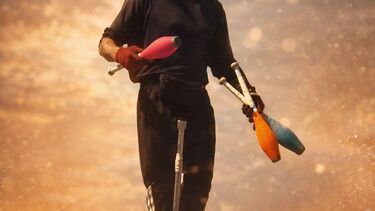 Malabarista de rua morre atropelado a entreter condutores no Barreiro