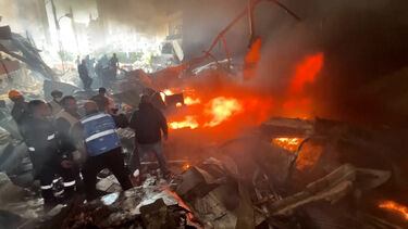 Equipas de resgate procuram sobreviventes nos escombros após ataques israelitas a Beirute