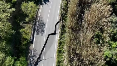Imagens aéreas mostram deslizamento de terras que danificou autoestrada e atingiu zona residencial em Itália 