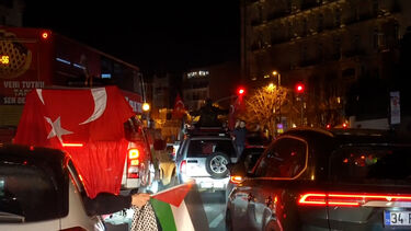 Centenas de viaturas em protesto em Istambul contra ações militares dos EUA e Israel 
