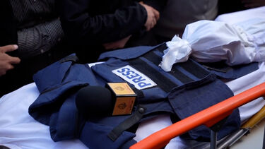 Palestinianos despedem-se de jornalista morto em ataque israelita a Gaza 