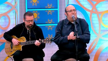 Miguel Dias e Carlos Pires apresentam parte do espetáculo musical de comédia 'Ai que Nervos'