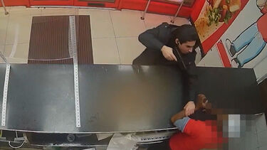 "Vou matar-te": Jovem pega em arma falsa e ameaça de morte funcionário de restaurante por causa de erro com os molhos 