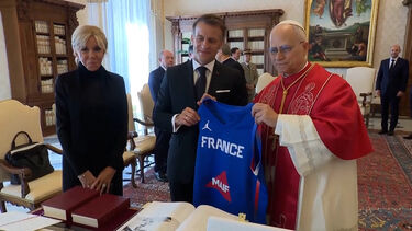 Macron reúne-se com Papa Leão XIV no Vaticano    