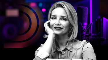 Retrato de uma mulher sorrindo com um microfone ao fundo, num ambiente de estúdio