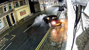 Carro de luxo despista-se, faz um pião e embate contra casa no Reino Unido 