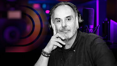 Júlio Heitor apresenta o Bom Dia com um sorriso e auscultadores.
