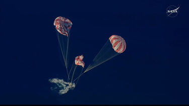 O momento em que a cápsula 'Orion' da missão Artemis II amara no Oceano Pacífico