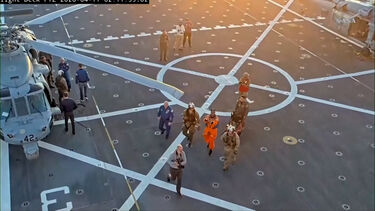 Astronautas da Artemis II mostram boa disposição a bordo de navio da Marinha dos EUA 