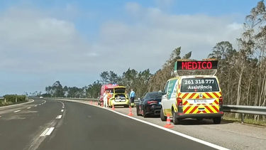 Mulher abandonada inconsciente e agredida na berma da A8