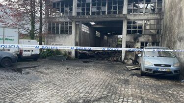 Incêndio em oficina mobiliza mais de 40 bombeiros na Maia