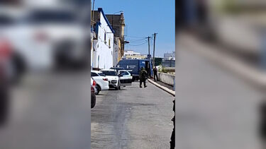 Granada sem carga explosiva atirada para dentro de carro em olhão