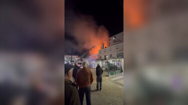 Incêndio deflagra em edifício devoluto junto à estação da CP na Póvoa de Santa Iria