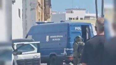 Granada sem carga explosiva atirada para dentro de carro em Olhão