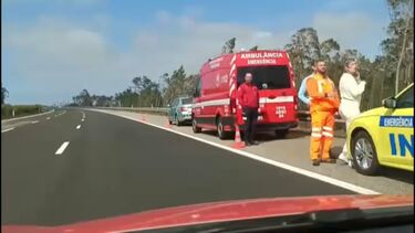 Mulher abandonada desmaiada na A8 terá sido agredida pelo companheiro