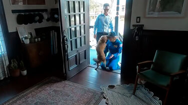 Pura felicidade: o momento em que a astronauta Christina Koch se reencontra com a sua cadela no regresso a casa 