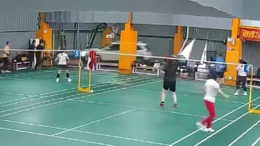 Atletas não ganharam para o susto: condutor invade partida de badminton