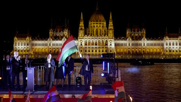 “Significa liberdade”: Húngaros esperam mudanças após derrota de Orbán 