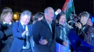 Político húngaro celebra vitória de Magyar nas eleições com dança efusiva. Momento tornou-se viral