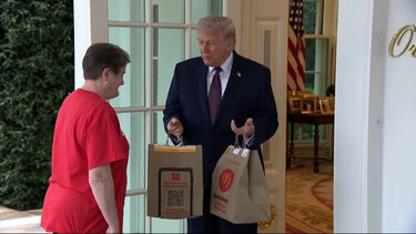 “Isto não parece encenado, pois não?”: Trump dá gorjeta de 100 dólares a estafeta por entregar McDonald’s na Sala Oval 