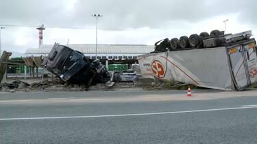Camião despista-se na EN10 e invade fábrica em Palmela