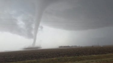 Imagens mostram tornado a atingir o sul do Minnesota nos EUA durante tempestade severa 