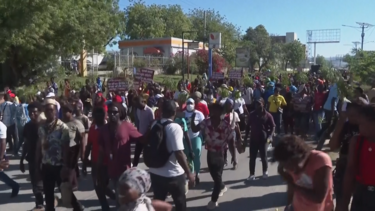Aumento dos combustíveis leva centenas de pessoas a protestar por salários mais altos no Haiti 