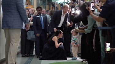 Príncipe Harry e Meghan Markle visitam crianças em hospital pediátrico de Melbourne 