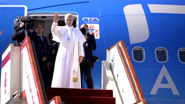 Papa Leão XIV deixa a Argélia rumo aos Camarões 