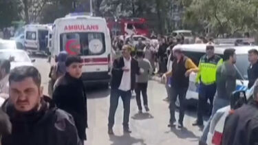 Momentos de pânico após estudante abrir fogo em escola na Turquia e matar quatro pessoas