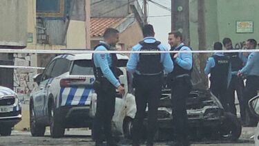 Carro destruído pelas chamas na Amadora