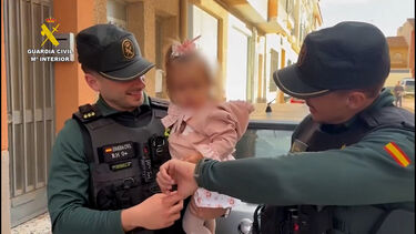 Agentes da Guardia Civil reencontram-se com bebé que reanimaram quando estavam fora de serviço