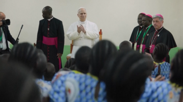 Papa Leão XIV canta com crianças em orfanato nos Camarões 