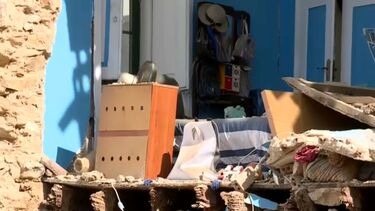 Parede de prédio desaba em cima de carros em Faro e deixa edifício parcialmente destruído