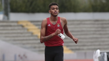 Treinador diz que Etson Barros está em coma induzido com prognóstico "reservado"