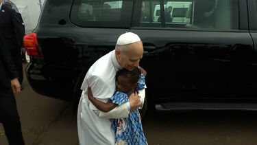 O momento em que menina corre para abraçar o Papa durante visita aos Camarões 