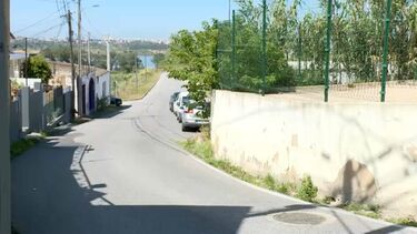 Homem usa navalha para cortar cabelo a mulher na via pública