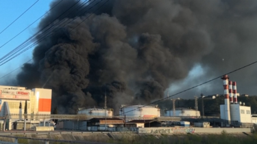 Imagens mostram enorme nuvem negra de fumo após ataque com drones a refinaria russa 