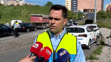 Trabalhadores param carrinha na berma da estrada e são mortalmente atropelados no IC17 em Odivelas