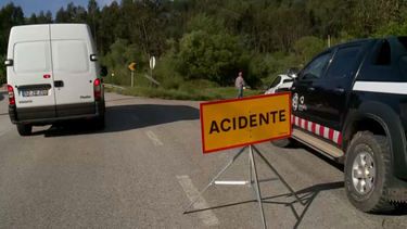 Motorista de camião fica gravemente ferido após colisão seguida de despiste em Penela