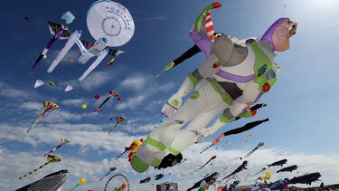 Centenas de papagaios enchem o céu em festival em França  