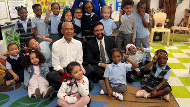 Obama e Mamdani protagonizam momento onde cantam "As Rodas do Autocarro" numa creche