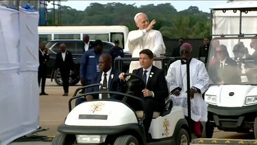 Papa Leão XIV reza durante a visita ao Santuário de Nossa Senhora da Muxima