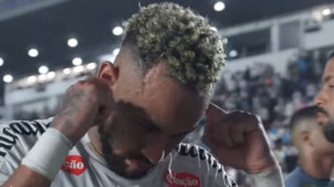 Neymar deixa relvado a tapar os ouvidos, é insultado e reage: 