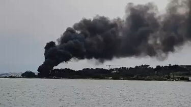 Incêndio destrói materiais de pesca em viveiro de ostras em Lagos 