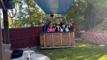 Emergência obriga balão de ar quente a aterrar em quintal de casa nos EUA