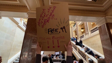 Ativistas pelos direitos dos animais concentram-se em frente ao gabinete do governador de Wisconsin
