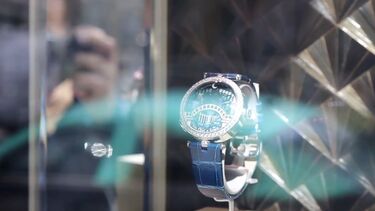 Grupo aponta arma à cabeça para roubar relógios valiosos 